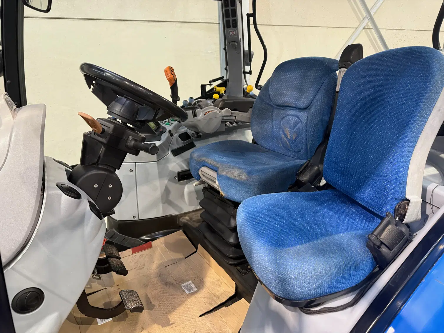 New Holland T6050 – Image 13